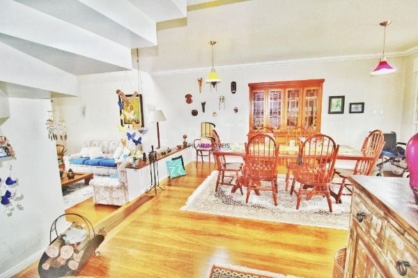 Casa em Porto Alegre, no bairro Jardim Isabel, com 4 dormitório(s), e 4 banheiros, à venda.