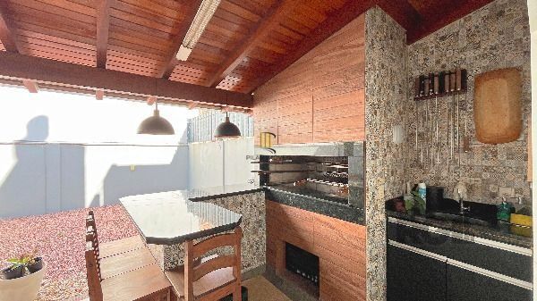 Casa em Porto Alegre, no bairro Hípica, com 3 dormitório(s), e 3 banheiros, à venda.
