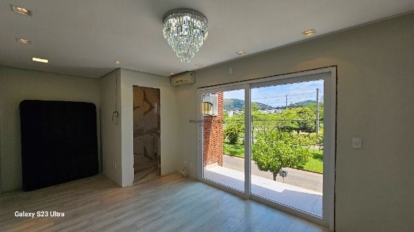 Casa em Porto Alegre, no bairro Hipica, com 3 dormitório(s), e 3 banheiros, à venda.