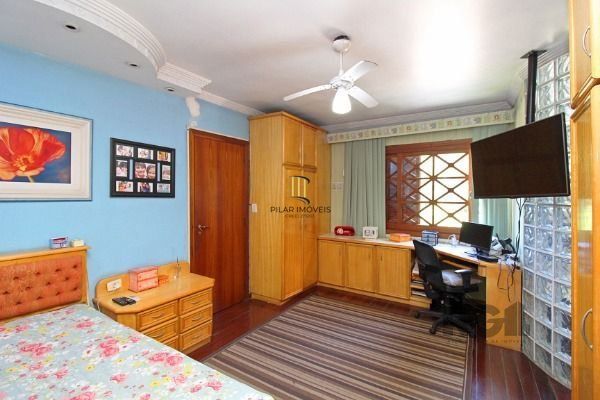 Casa em Porto Alegre, no bairro Ipanema, com 3 dormitório(s), e 3 banheiros, à venda.