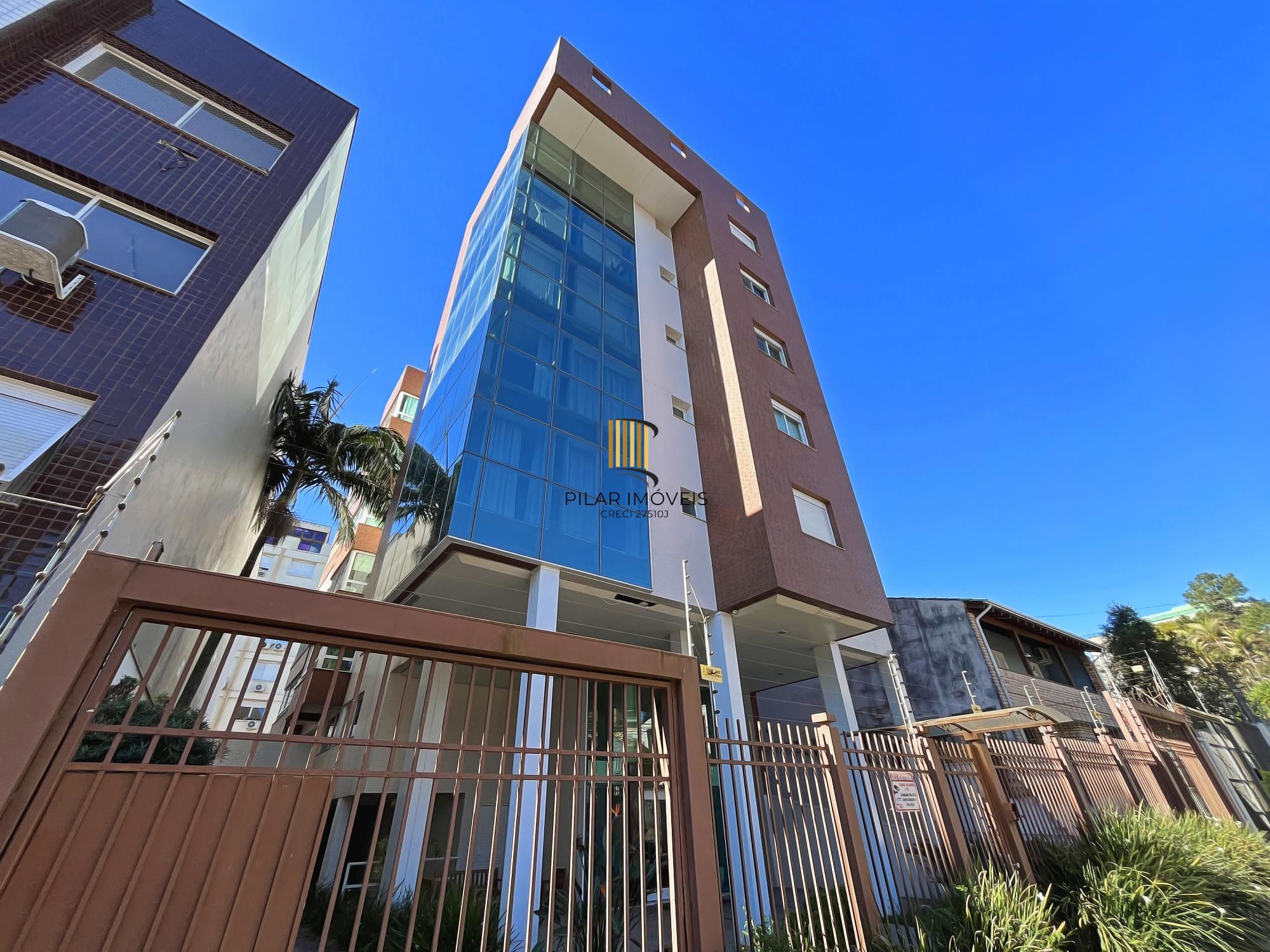 Excelente Apto com 102 m² de 3 dormitórios sendo um suíte com duas vagas no Menino Deus - Pilar Imóveis