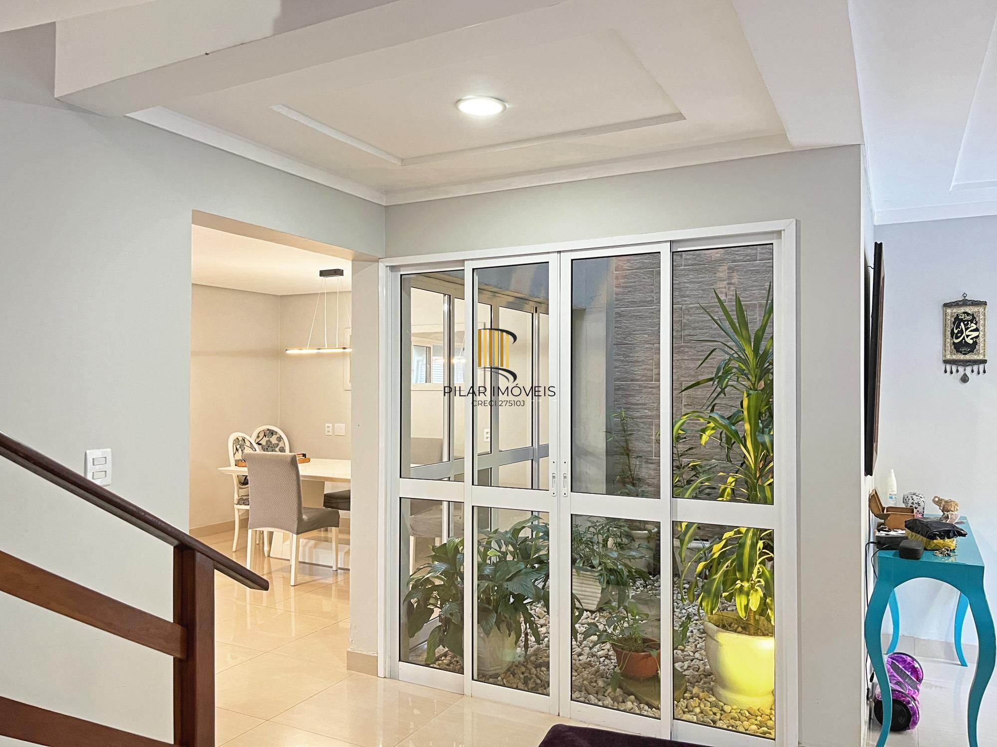 Casa para Venda - 270m², 3 dormitórios, sendo 1 suites, 2 vagas - Guarujá