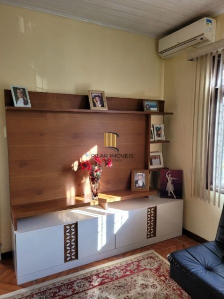 Casa em Porto Alegre, no bairro Cavalhada, com 6 dormitório(s), e 6 banheiros, à venda.