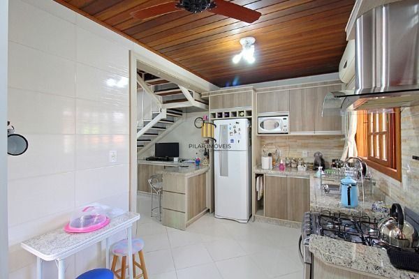 Casa em Porto Alegre, no bairro Serraria, com 3 dormitório(s), e 3 banheiros, à venda.