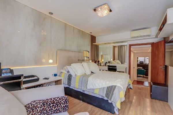 Casa em Porto Alegre, no bairro Tristeza, com 2 dormitório(s), e 2 banheiros, à venda.