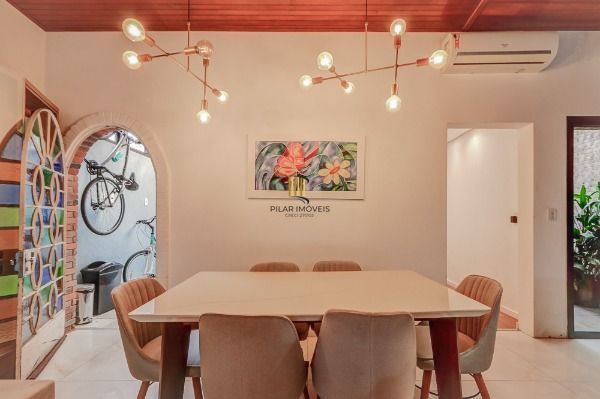 Casa em Porto Alegre, no bairro Tristeza, com 2 dormitório(s), e 2 banheiros, à venda.