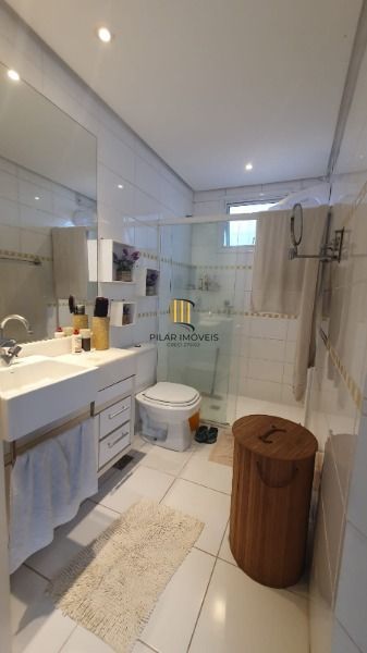 Casa em Porto Alegre, no bairro Espírito Santo, com 3 dormitório(s), e 3 banheiros, à venda.