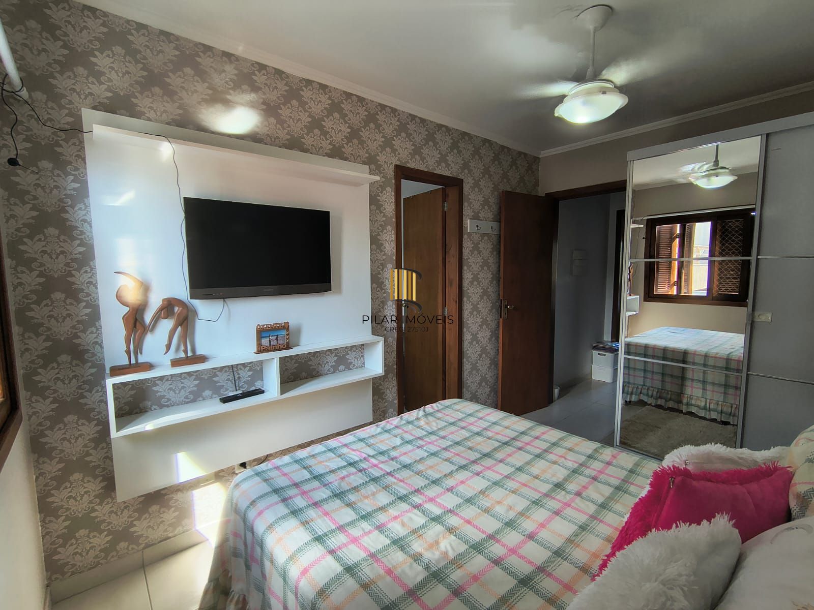 Otimo sobrado com 2 suites no bairro Guaruja