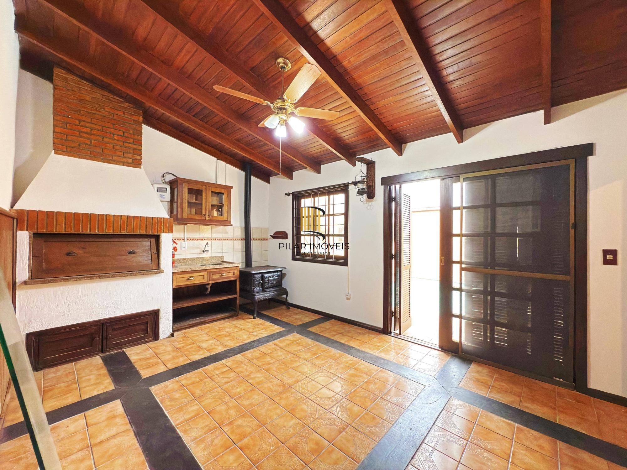 Residência á venda no bairro Guarujá com 2 dormitórios.