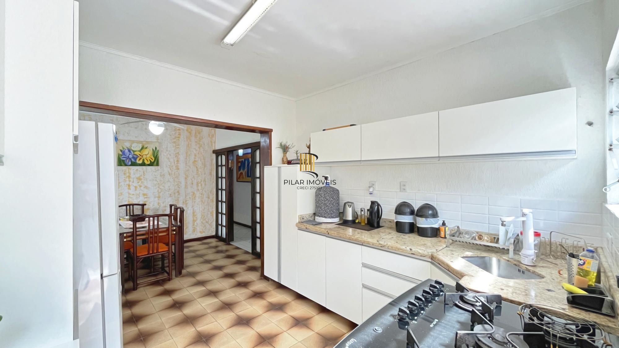 Casa em Porto Alegre, no bairro Vila Nova, com 3 dormitórios, 156 m² , 4 vagas.