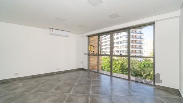 Conjunto/Sala em Porto Alegre, no bairro Tristeza, e 0 banheiros, à venda.