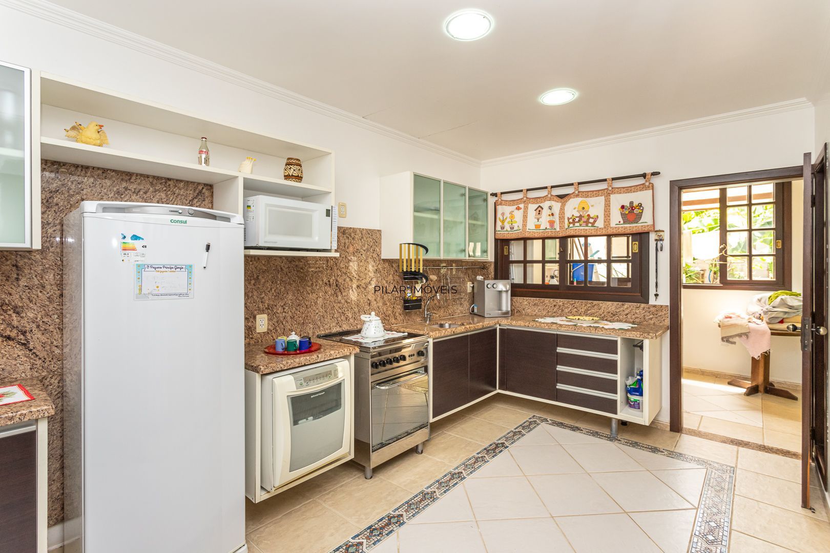 Casa de 272m², 4 dormitórios, 2 suítes e 4 vagas de garagem, no bairro Ipanema, próxima à orla do Guaíba.