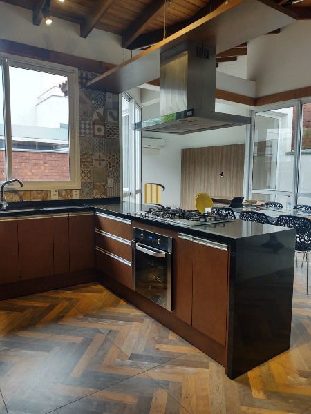 Casa de Condomínio 4 dormitórios no bairro Hípica
