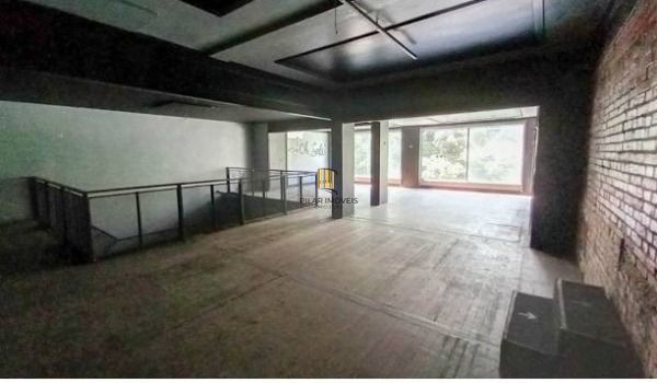 Casa Comercial em Porto Alegre, no bairro Moinhos de Vento, e 0 banheiros, à venda.