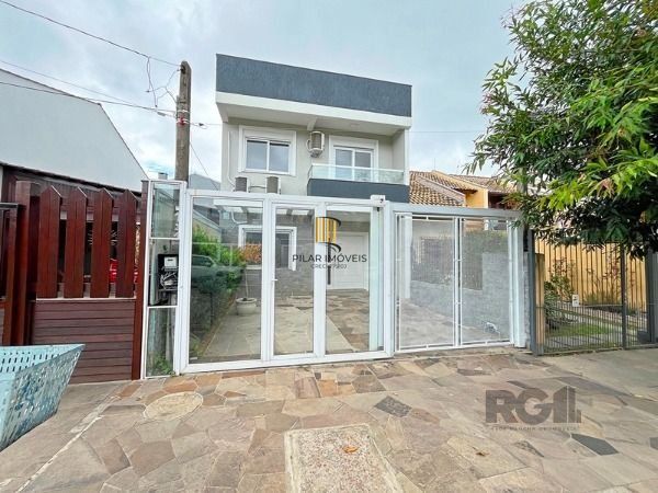 Casa em Porto Alegre, no bairro Hípica, com 3 dormitório(s), e 3 banheiros, à venda.