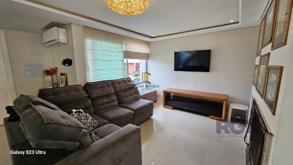 Casa em Porto Alegre, no bairro Hípica, com 3 dormitório(s), e 3 banheiros, à venda.