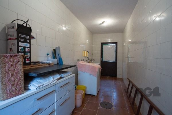Casa em Porto Alegre, no bairro Medianeira, com 5 dormitório(s), e 5 banheiros, à venda.