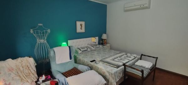 Casa em Porto Alegre, no bairro Jardim Isabel, com 5 dormitório(s), e 5 banheiros, à venda.