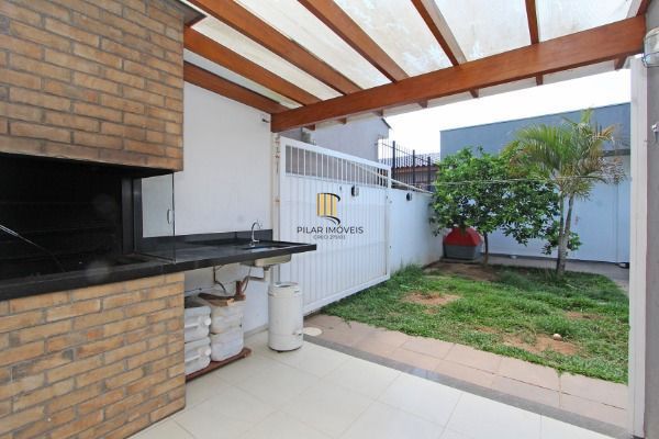 Ótima Casa com 3 dormitórios, semi mobiliada, pátio e vaga para carro.