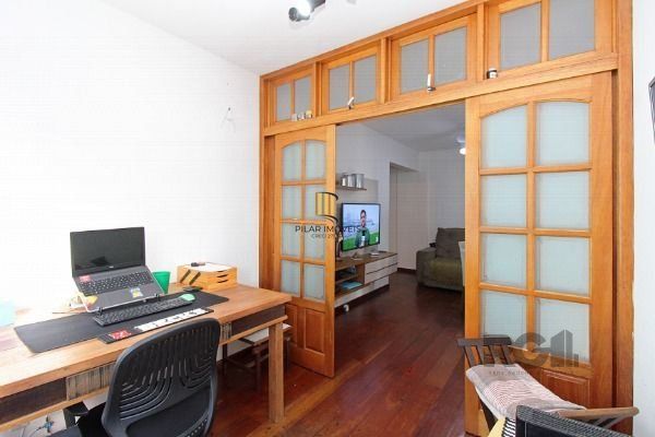 Apartamento em Porto Alegre, no bairro Cristal, com 2 dormitório(s), e 2 banheiros, à venda.