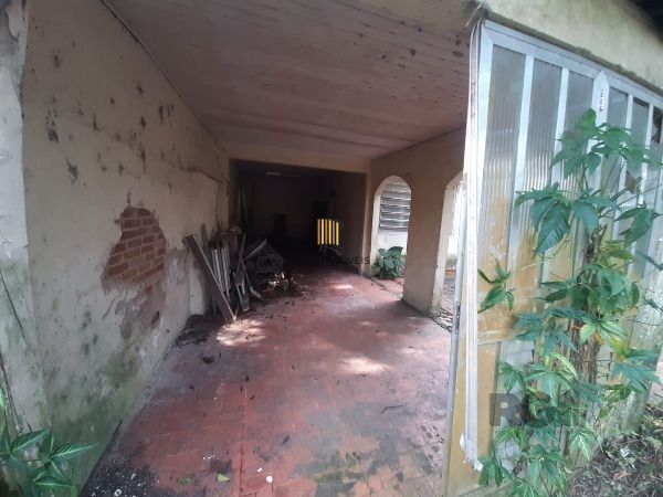 Casa em Porto Alegre, no bairro Cristal, com 4 dormitório(s), e 4 banheiros, à venda.
