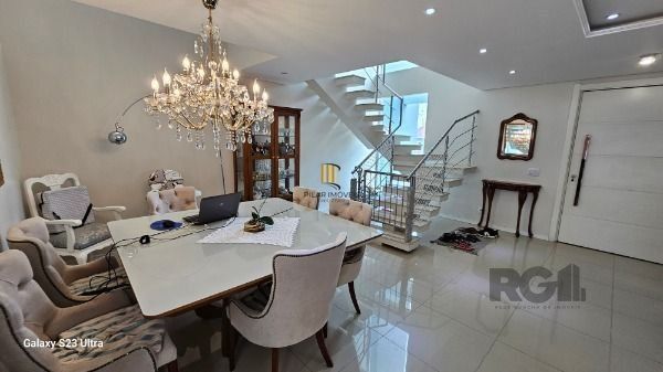 Casa em Porto Alegre, no bairro Hípica, com 3 dormitório(s), e 3 banheiros, à venda.