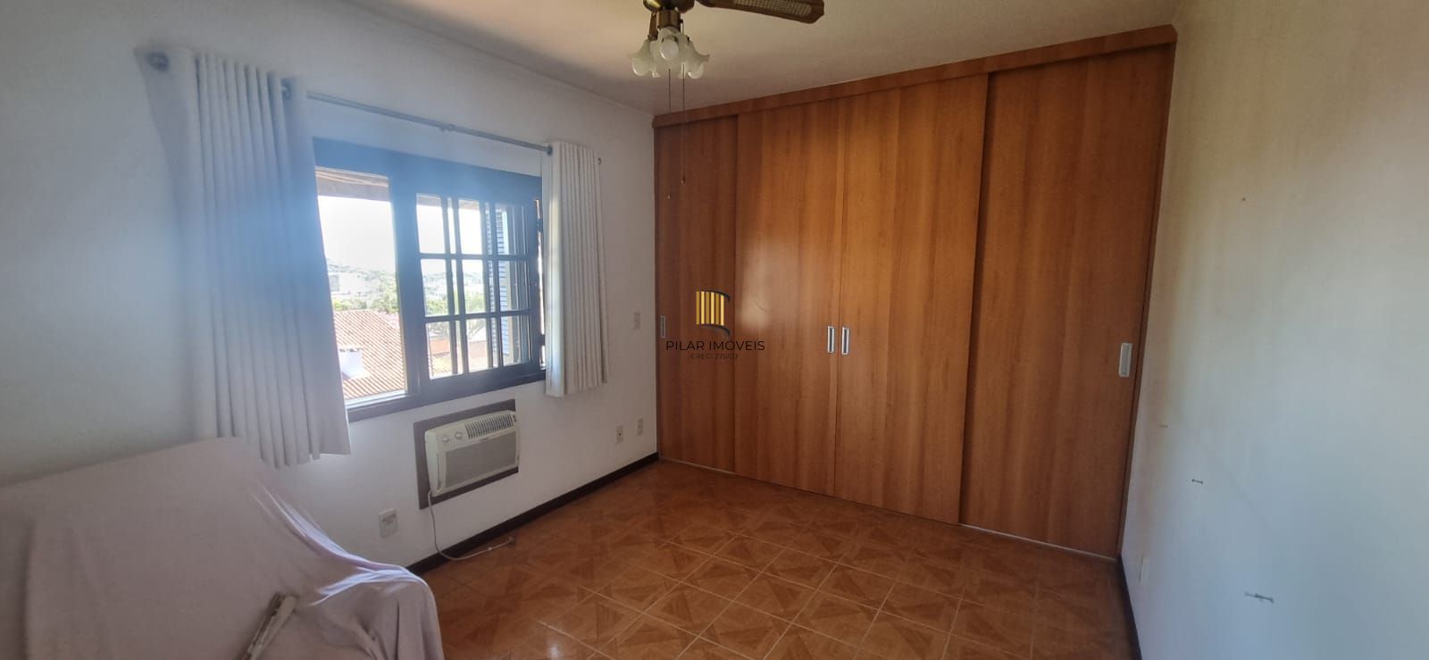 Ótima casa com 3 dormitórios sendo 1suíte e garagem para 4 carros.