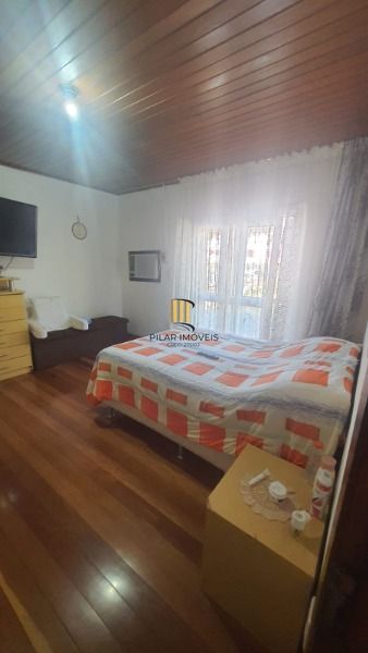 Casa em Porto Alegre, no bairro Nonoai, com 3 dormitório(s), e 3 banheiros, à venda.