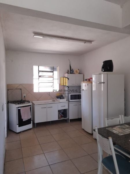 Casa em Porto Alegre, no bairro Belém Novo, com 2 dormitório(s), e 2 banheiros, à venda.