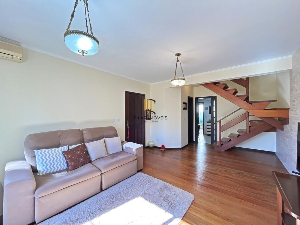 Ótima residência com 3 dormitórios, sendo 1 suíte, lareira e piscina.