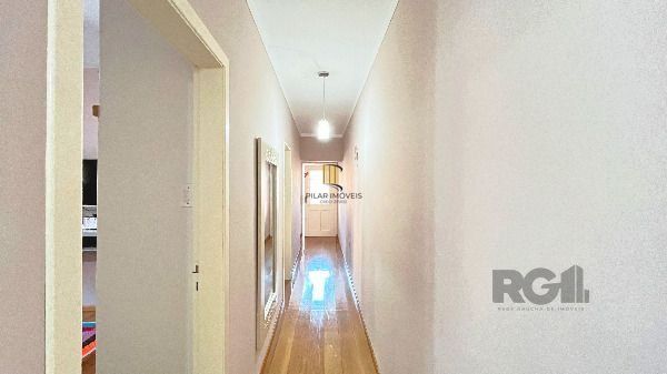 Casa em Porto Alegre, no bairro Medianeira, com 3 dormitório(s), e 3 banheiros, à venda.