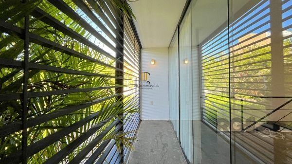 Casa em Porto Alegre, no bairro Guarujá, com 2 dormitório(s), e 2 banheiros, à venda.