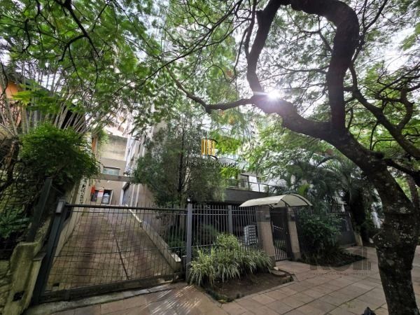 Apartamento em Porto Alegre, no bairro Auxiliadora, com 4 dormitório(s), e 4 banheiros, à venda.