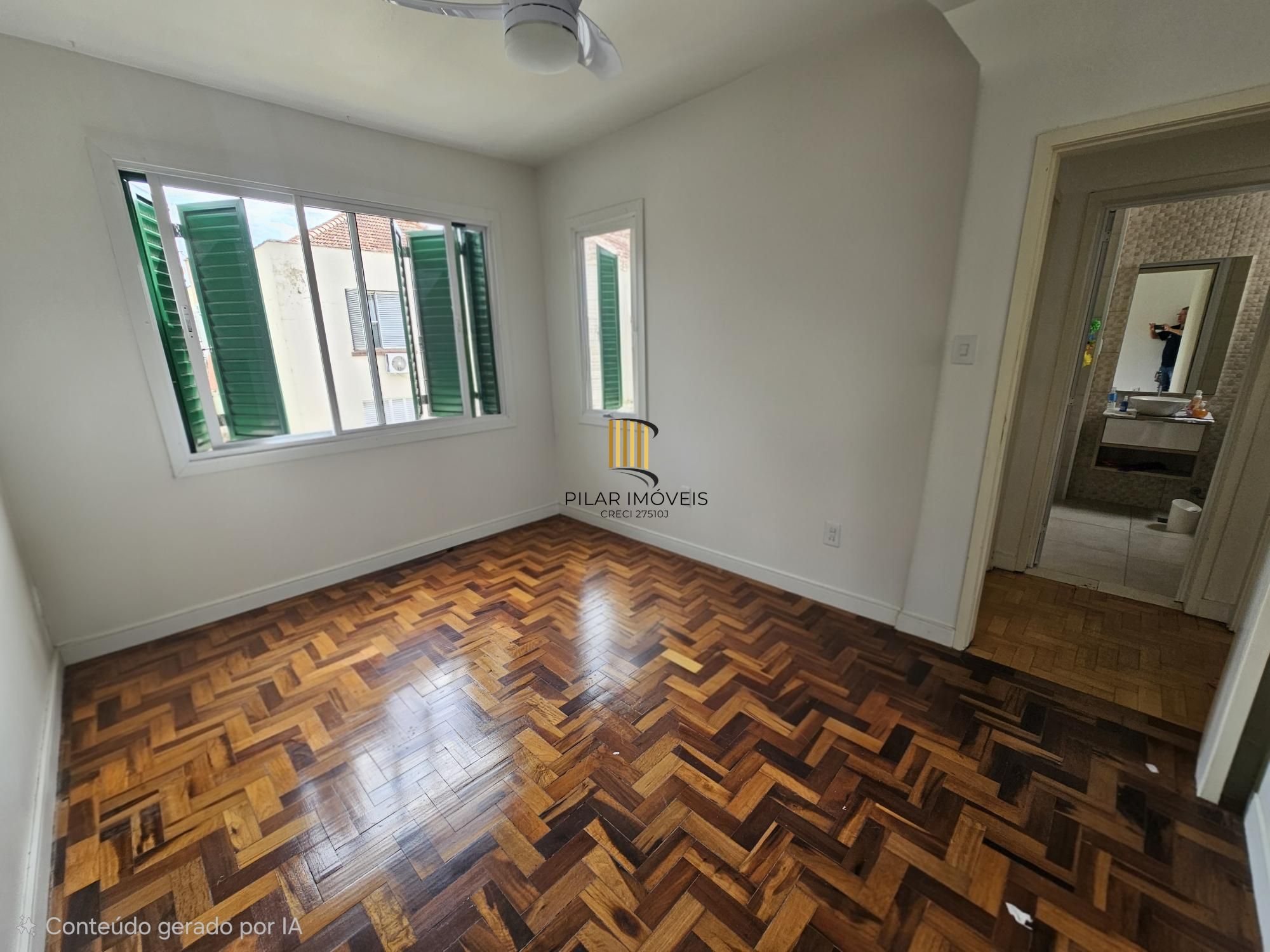 Apartamento com 73,00m² privativos reformado 2 dormitórios dependência de empregada 2 banheiros c/ churrasqueira a 50mts da Av. Bento Gonçalves !