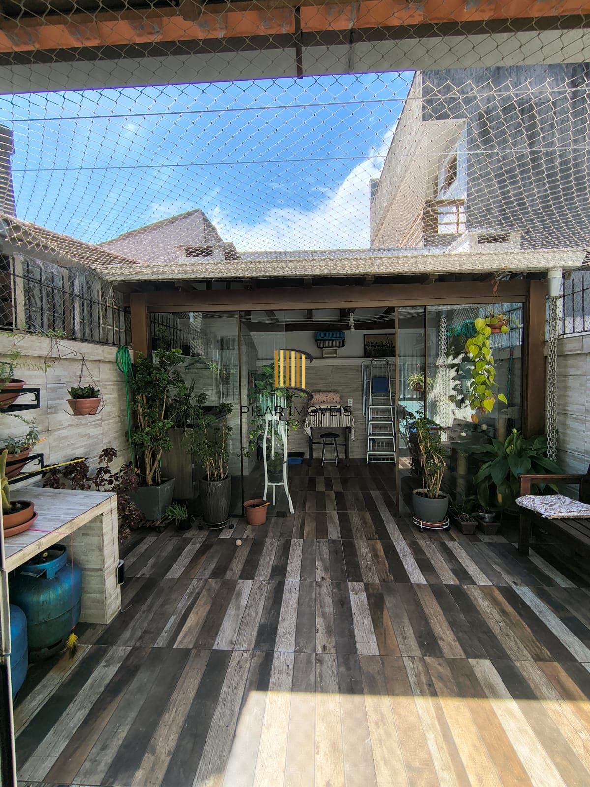 Otimo sobrado com 2 suites no bairro Guaruja