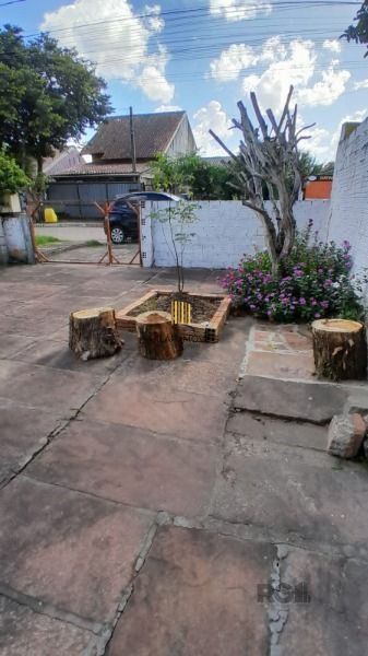 Casa em Porto Alegre, no bairro Restinga, com 2 dormitório(s), e 2 banheiros, à venda.