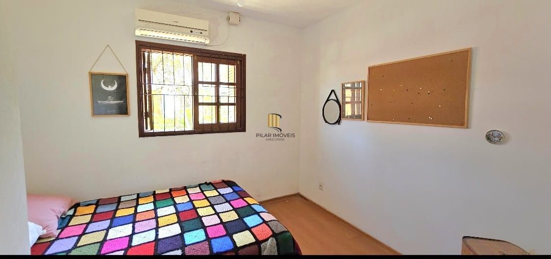 Casa em Porto Alegre, no bairro Hípica, com 2 dormitório(s), e 2 banheiros, à venda.