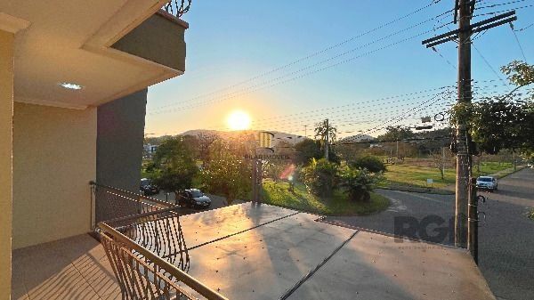 Casa em Porto Alegre, no bairro Hípica, com 3 dormitório(s), e 3 banheiros, à venda.