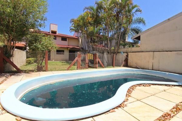Casa em Porto Alegre, no bairro Ipanema, com 3 dormitório(s), e 3 banheiros, à venda.