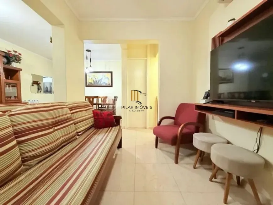 Apartamento com 3 dormitórios, sacada e churrasqueira.