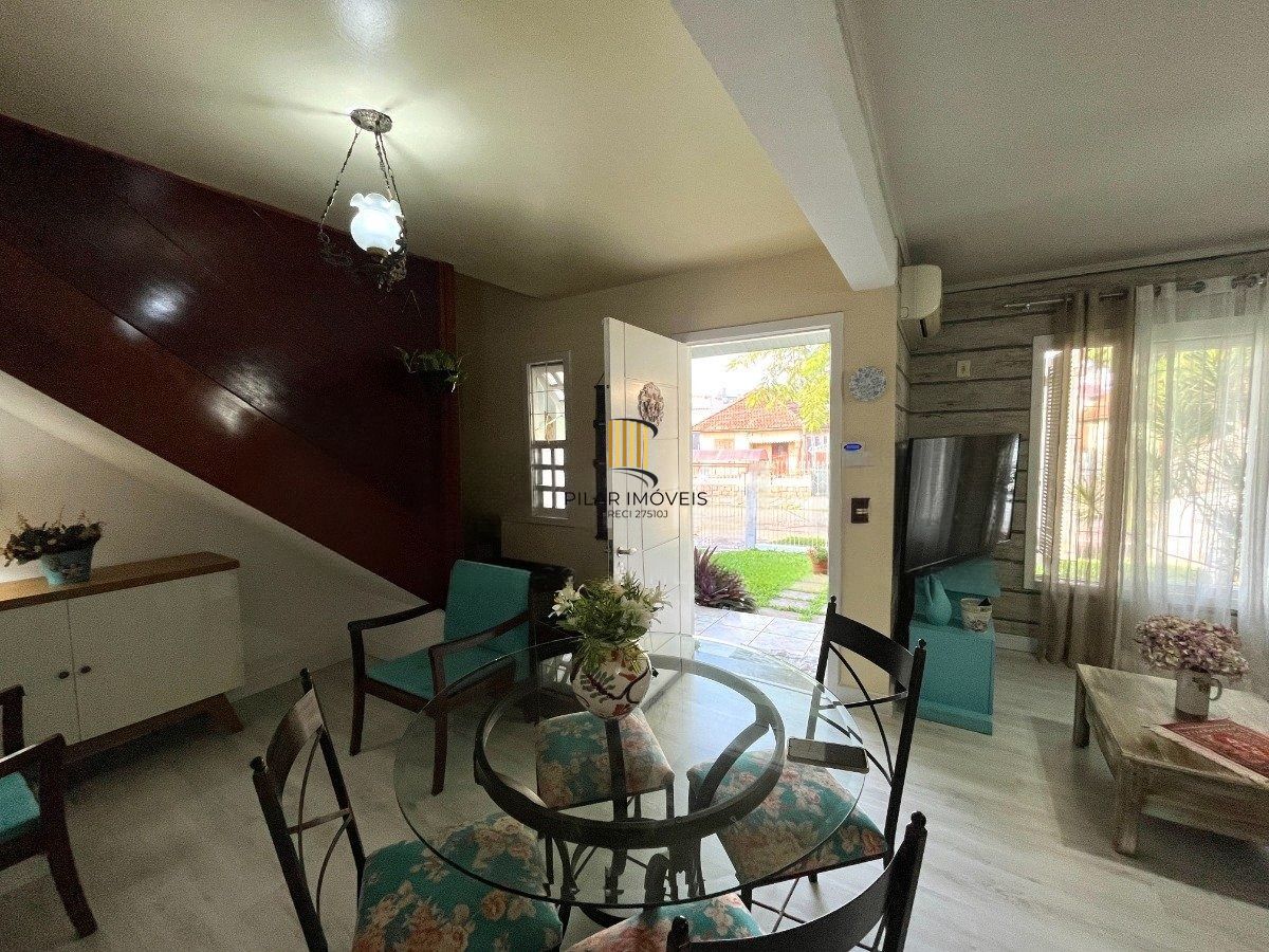 Casa com 3 dormitórios, suíte, 3 vagas de garagem.