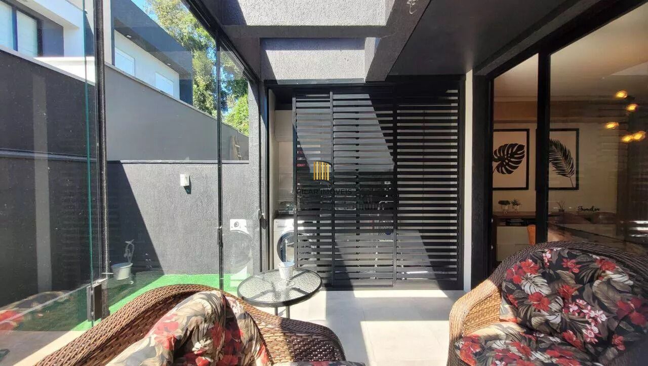 Casa em condomínio com 3 dormitórios, suíte e 2 vagas.