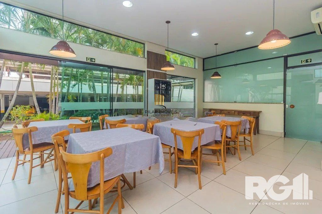 Apartamento com 94m², 3 quartos, 1 suíte, 2 vagas, no bairro Cristo Redentor em Porto Alegre..