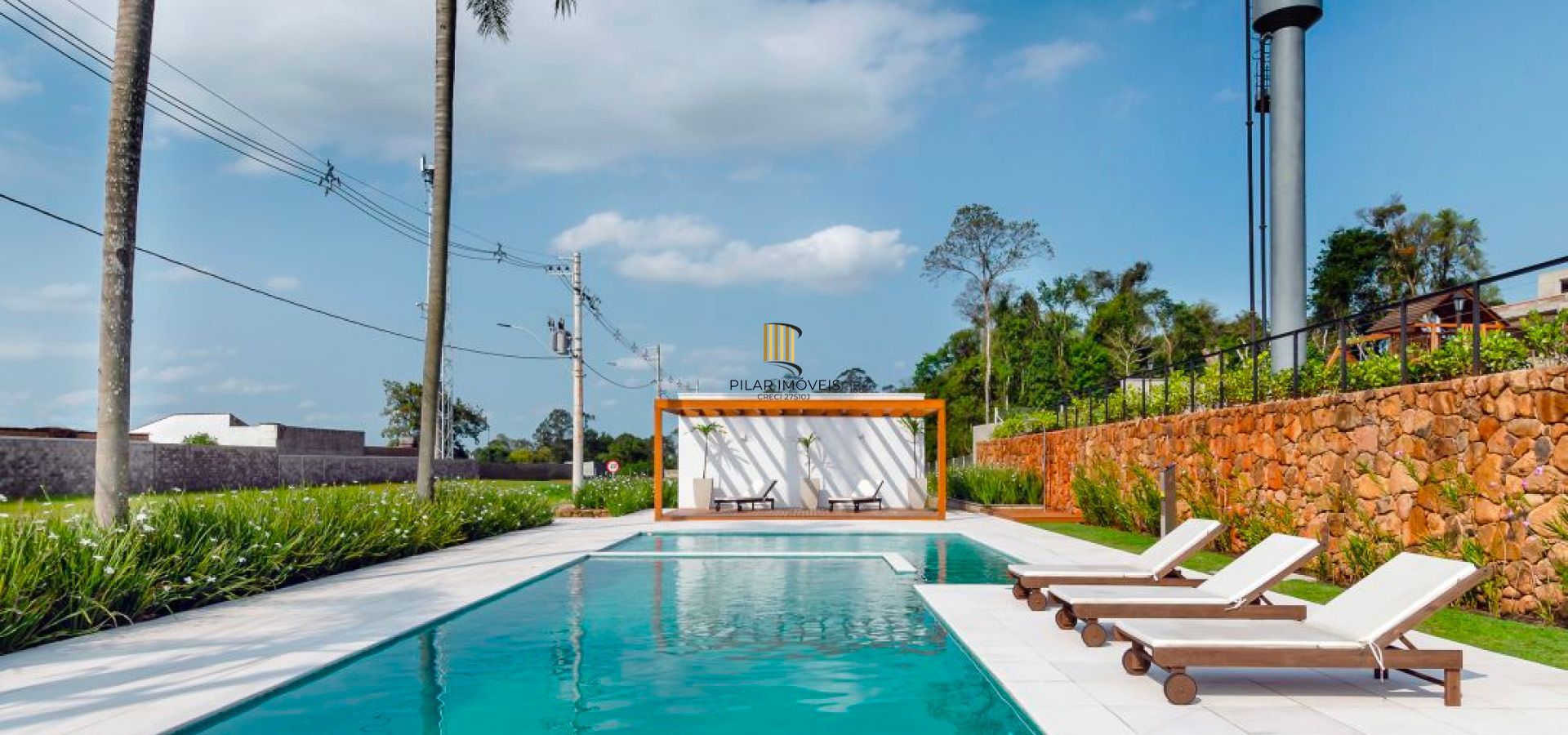 Casa em condomínio com 3 dormitórios, suíte e 2 vagas.