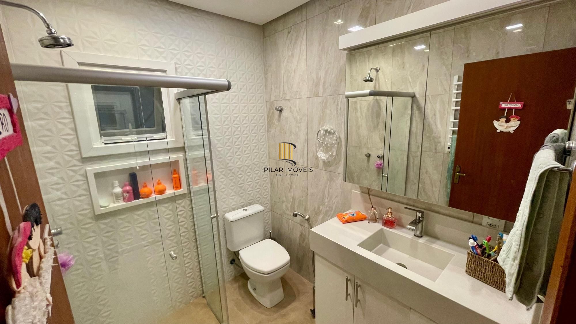 Casa térrea 100% mobiliada com 3 dormitórios, suíte, piscina e 3 vagas.