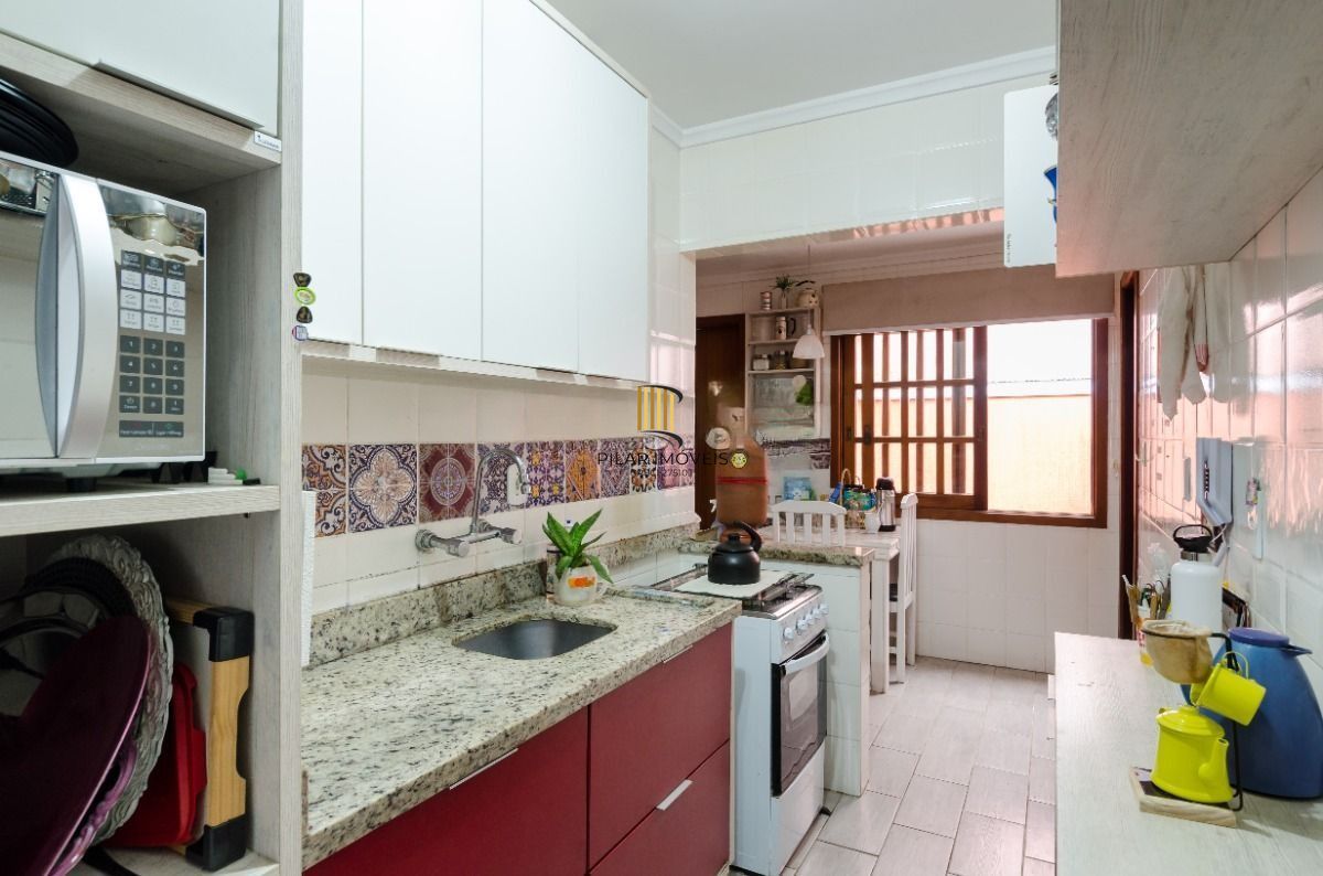 Casa em condomínio de 3 dormitórios sendo 1 suíte e 2 vagas de garagem no bairro Pedra Redonda, Zona Sul de Porto Alegre, RS.