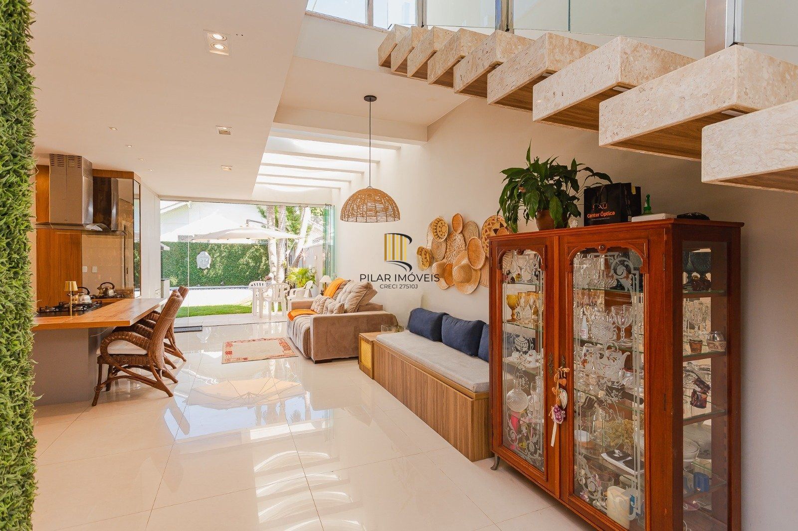 Casa de alto padrão com elevador e piscina acessível em condomínio no Passo das Pedras