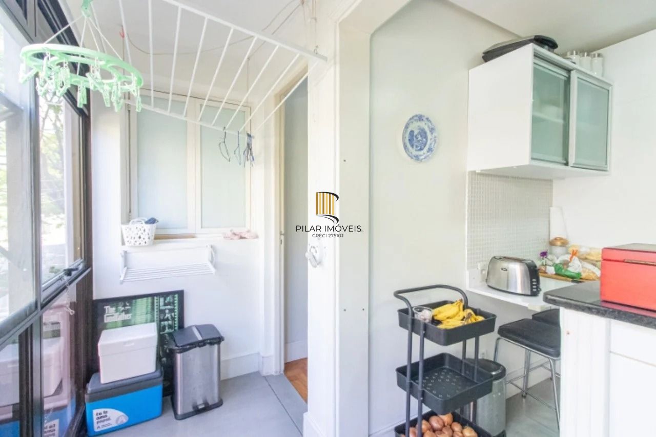 Apartamento com 3 dormitórios, 2 banheiros sociais e 2 vagas.