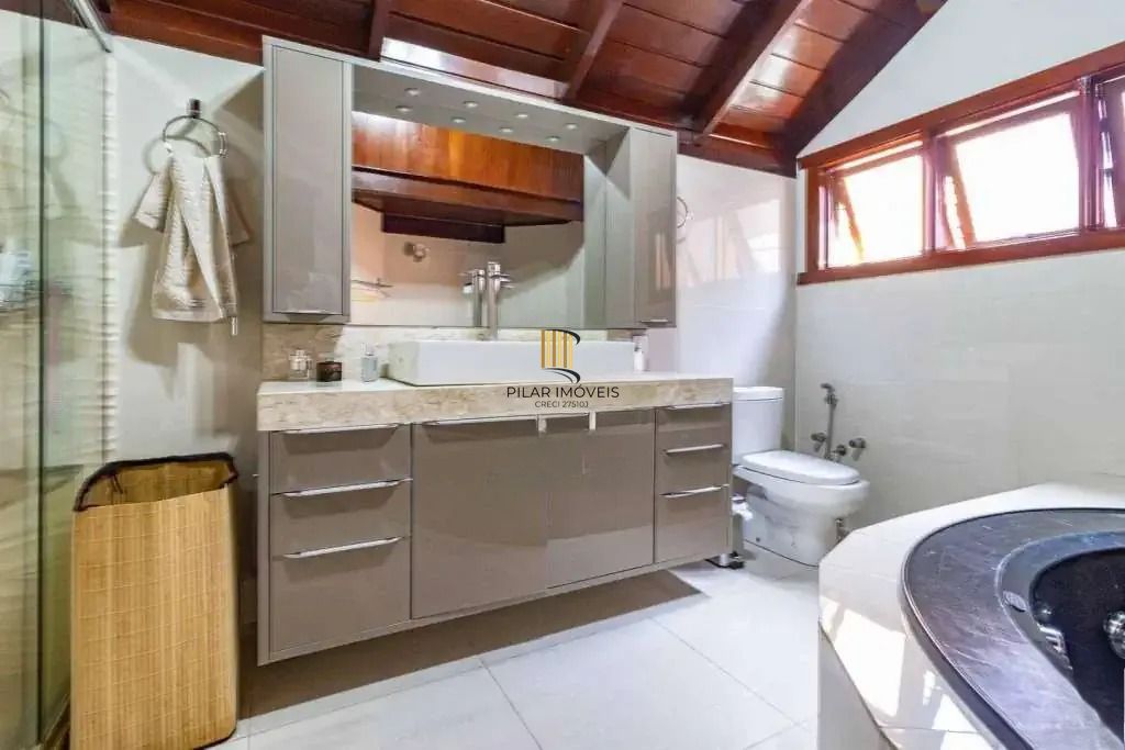 Casa com 4 dormitórios, suíte, piscina e 4 vagas.