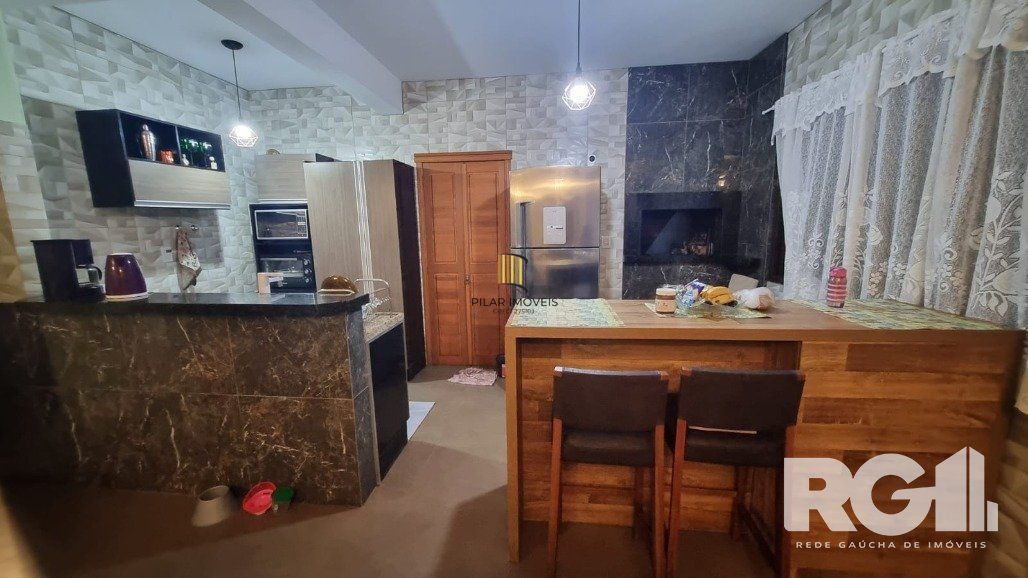 Casa ampla com pátio e 5 dormitórios,  localizada no Centro de Imbé, a 200 metros do Mar.